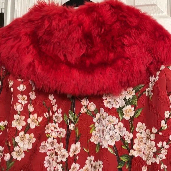 Dolce & Gabbana Red Jacquard Coat with Cherry Blossoms and Fur Collar - Picture 11 of 11